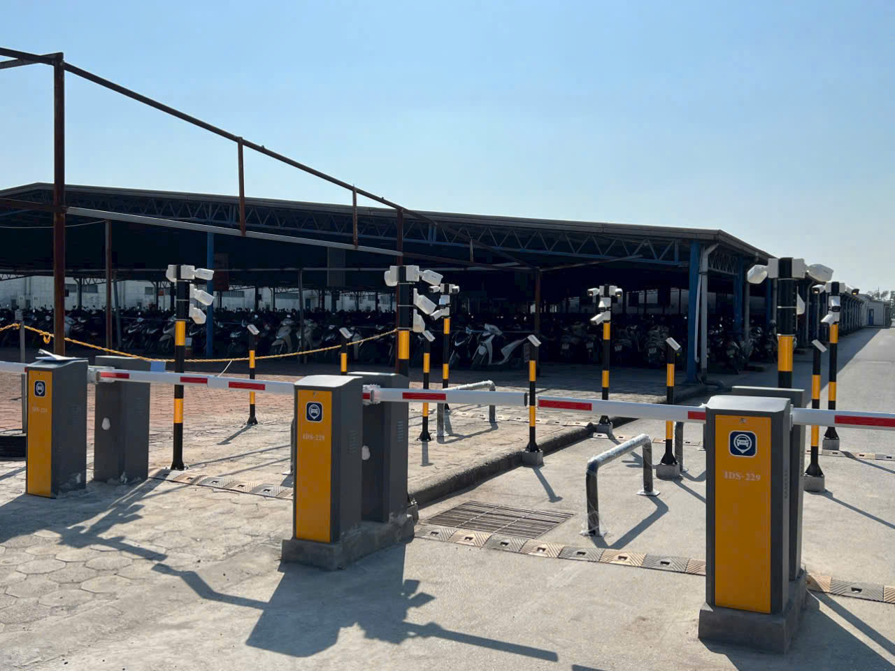 Hệ thống barrier tự động kiểm soát lối vào bãi giữ xe máy ngoài trời